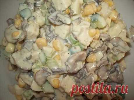 Салат Зодиак

Ингредиенты:

0,5 кг шампиньонов,
1 большая луковица,
1 куриное бедро (я беру грудинку, удобнее нарезать),
2 свежих огурца,
2 яйца,
1 банка маринованной кукурузы,
майонез – по вкусу,
соль, перец – по вкусу,
растительное масло для жаренья.

Приготовление:

Шампиньоны почистить, нарезать, немножко посолить и жарить на небольшом огне. Перед тем, как в сковородку налить масло, нужно грибы немножко протушить под закрытой крышкой и вылить жидкость, которая образова...