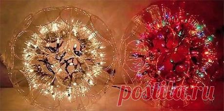 Светящийся шар из пластиковых стаканчиков 
 
Вам понадобится: 
- прозрачные пластиковые стаканчики 50 шт. 
- прищепки 
- степлер 
- новогодняя гирлянда с 50 узкими лампочками
 
Проделайте небольшое отверстие в основании всех 50 стаканчиков. Отверстие нужно для того, чтобы туда поместить лампочку. 

Начинаем собирать шар. Соедините два первых стаканчика степлером. 
Затем третий стаканчик все также присоединяем степлером. И так по кругу 12 стаканчиков. Приступаем к второму р...