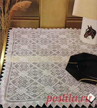 Скатерть из филейных квадратных мотивов крючком