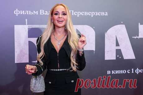 Певица Калашникова пожаловалась на проблемных арендаторов. Одну из квартир Анны Калашниковой испортили недобросовестные арендаторы. Один жилец отказывался платить Калашниковой за аренду, и хозяйка поменяла замки. Наниматель выломал дверь и, забрав вещи, уехал. Другая квартирантка держала нескольких кроликов и крупную собаку, что было запрещено по договору.
