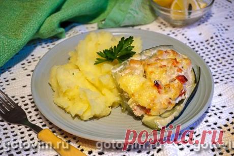 Фаршированные кабачки в духовке. Рецепт с фото Фаршированные кабачки -  вкусное летне-осеннее блюдо, которое готовят по разным рецептам, отличающимся начинками. В общей сложности, существует не один десяток рецептов по приготовлению этого сезонного блюда. У одних хозяек это всем известные кабачковые лодочки, у других - обычные кабачковые кольца. И те и другие нафаршированные самыми разнообразными начинками. К примеру, кабачки часто начиняют мясным фаршем, овощами, грибами,...