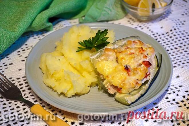 Фаршированные кабачки в духовке. Рецепт с фото Фаршированные кабачки -  вкусное летне-осеннее блюдо, которое готовят по разным рецептам, отличающимся начинками. В общей сложности, существует не один десяток рецептов по приготовлению этого сезонного блюда. У одних хозяек это всем известные кабачковые лодочки, у других - обычные кабачковые кольца. И те и другие нафаршированные самыми разнообразными начинками. К примеру, кабачки часто начиняют мясным фаршем, овощами, грибами,...