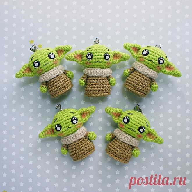 PDF Малыш Йода крючком. FREE crochet pattern; Аmigurumi toy patterns. Амигуруми схемы и описания на русском. Вязаные игрушки и поделки своими руками #amimore - маленький брелок бэби Йода.