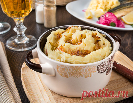 Картофельное пюре с сыром и луком Иииии… У нас снова вкусный гарнир на повестке дня. Мало кто так нежно любит картофель, как люблю его я. И тем сложнее мне от него отказаться, когда он вот такой вот весь из себя прекрасный, чудесный и просто чудовищно вкусный стоит и пАрит прямо перед носом. Особенно в виде такого вкусного пюре - с карамелизированным [...]