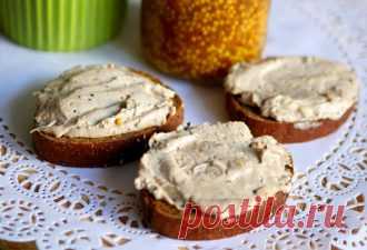 Ностальгия по прошлому: рецепт вкуснейшей намазки на хлеб из шпрот, плавленых сырков и дижонской горчицы.