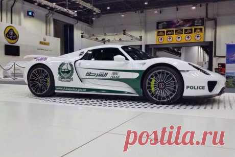 Porsche 918 Spyder и другие суперкары полиции Дубая