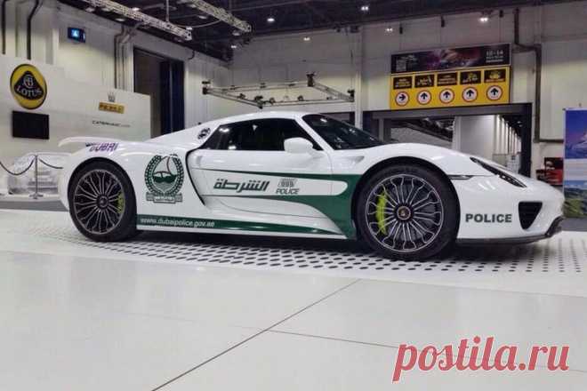 Porsche 918 Spyder и другие суперкары полиции Дубая