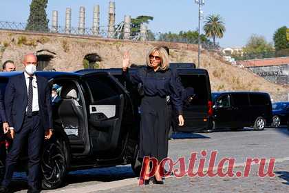 Внешний вид 68-летней жены Макрона на саммите G20 вызвал споры в сети. Внешний вид супруги президента Франции Эммануэля Макрона Брижит на саммите «Большой двадцатки» (G20) вызвал споры в сети. Папарацци запечатлели 68-летнюю первую леди Франции на мероприятии, которое проходило 30-31 октября в Риме, в плиссированной юбке длины миди черного цвета и синей шелковой рубашке.