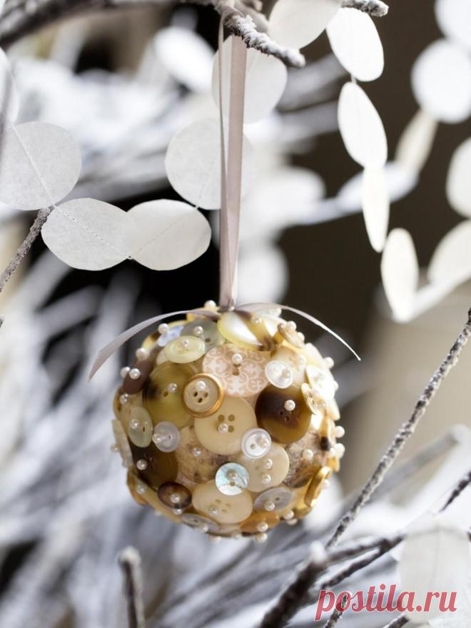 www.hgtv.com/design/make-and-celebrate/handmade/10-easy-to-make-holiday-tree-ornaments-pictures