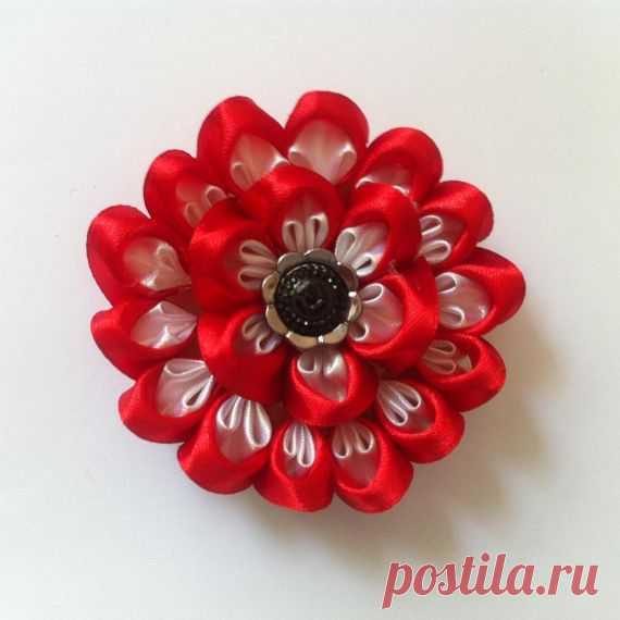 Многослойный цветок канзаши из лент