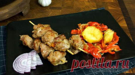 Обалденное блюдо. Мясо  на шпажках с гарниром по домашнему Готовим мясо на шпажках с картофелем и другими овощами. Рецепт настолько прост, что справится даже новичок. А блюдо получается сытным и аппетитным. Ну что еще сказать? Вы и так все видите сами. Рецепт...