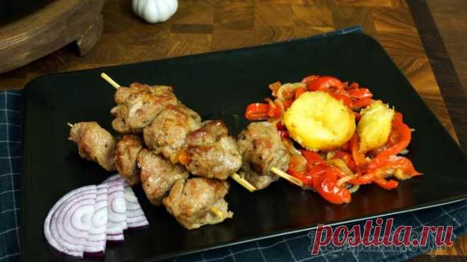 Обалденное блюдо. Мясо  на шпажках с гарниром по домашнему Готовим мясо на шпажках с картофелем и другими овощами. Рецепт настолько прост, что справится даже новичок. А блюдо получается сытным и аппетитным. Ну что еще сказать? Вы и так все видите сами. Рецепт...