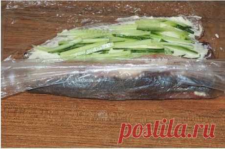 ВКУСНЕЙШАЯ и ОРИГИНАЛЬНАЯ закуска из сельди.

Селедка сама по себе достаточно вкусное блюдо и рецептов из нее огромное множество. Новый рецептик приготовления рулетиков из сельди мне так понравился, что теперь готовлю его практически к любому праздничному столу. 
Готовится легко и быстро, а получается необыкновенно вкусно и оригинально.

Для приготовления

1 малосольная сельдь
1 небольшой огурец
100 гр. мягкого сливочного сыра

Сельдь отделить от головы, внутренностей, кос...