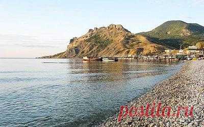 12 лучших галечных пляжей Крыма Галечные пляжи выбирают те, кто любит особенно чистую и прозрачную воду, а может, считает особенно полезным ходьбу по нагретым камешкам. Оказывается, галечные пляжи встречаются почти на всем побережье Крыма! Мы расскажем вам лишь о самых известных.