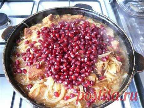 Хохоп. 

Несмотря на ограниченный (прямо скажем, минимальный) набор продуктов, у хохопа удивительно яркий характер. Сладкий, пряный лук, нежное мясо и ни с чем не сравнимый вкус граната - не самое очевидное сочетание. Это блюдо очень уютное, сытное, в соус надо макать хлеб, наслаждаться безнаказанностью и простотой семейной трапезы, и в то же время оно мне кажется очень изысканным - и французский луковый суп, и вкусное мясо, и гранатовый почти что чатни.
Неудивительно, что...