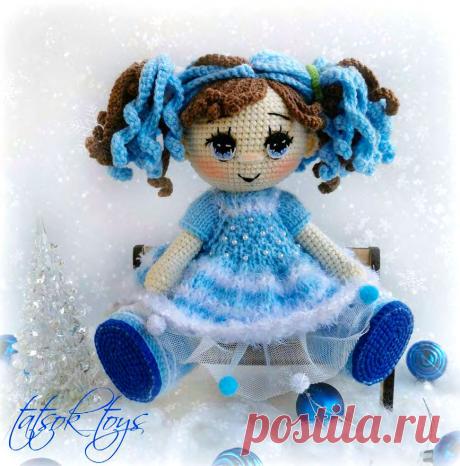 PDF Малышка Винте крючком. FREE crochet pattern; Аmigurumi toy patterns. Амигуруми схемы и описания на русском. Вязаные игрушки и поделки своими руками #amimore - кукла в платье из обычной пряжи, куколка девочки в зимнем наряде.