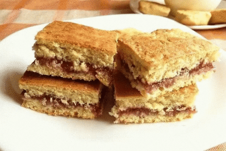 Простое печенье на кефире с вареньем.
Надо взять:
- 200 гр кефира
- 1 яйцо
- 480 гр муки
- 100 гр сливочного масла
- 1/3 стакана сахара
- 2/3 ч. ложки соды
- ванилин по вкусу
- 4 ст. ложки варенья, или по вкусу
Приготовление:
1. Кефир, сливочное масло и яйцо должны быть предварительно охлаждены. Муку просейте, добавьте соду, сахарный песок и сливочное масло, порубите ножом. Получается крошка.
2. Вливаем холодный кефир
3. Добавляем желток от яйца.
4. Замешиваем пластичное некрутое тесто. Оно бу