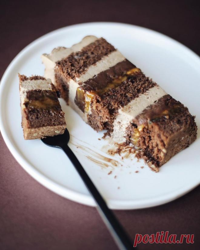 Рецепт Торт Трюфель с манговой карамелью Шоколадный бисквитный торт с трюфельным ганашом, ромом и манговой карамелью. Кто не спрятался, я не виновата! Ингредиенты. для: шоколадный бисквит: белки 148 ГРАММ, сахар а 85 ГРАММ, соль ЩЕПОТКА,...