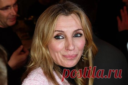54-летняя Светлана Бондарчук поделилась фото в прозрачном боди. Российская модель и телеведущая Светлана Бондарчук поделилась фото в откровенном наряде. 54-летняя знаменитость выложила в соцсетях черно-белый кадр. На нем она запечатлена в прозрачном боди, сквозь ткань которого виден бюстгальтер. При этом можно заметить, что наряд оформлен аппликациями в виде цветов.
