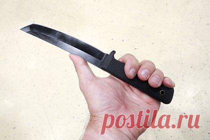 20-летний россиянин напал с ножом на приятеля и получил шесть лет колонии. В Еврейской автономной области и Хабаровском крае суд приговорил к шести годам лишения свободы 20-летнего юношу, изрезавшего знакомого. С 12 по 13 ноября 2022 года в городе Бикин осужденный пришел в гости к товарищу. Там была целая компания, все они выпивали. Вскоре хозяин квартиры и фигурант поссорились.