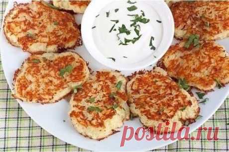 ДРАНИКИ 
Нежные, хрустящие и как всегда очень вкусные!
Ингредиенты:
Картофель - 1 кг
Лук репчатый (100г) - 1 шт
Соль - 1 чайная ложка
Перец черный молотый - ½ чайной ложки
Растительное масло - 100 мл
Приготовление:
Картофель очистите и быстро натрите на мелкой терке, чтобы он не успел потемнеть.
Репчатый лук также натрите на терке или измельчите с помощью блендера и добавьте к картошке. Если у вас сорт картошки, которая быстро темнеет, то лучше каждую натертую порцию сразу смешивать с луко