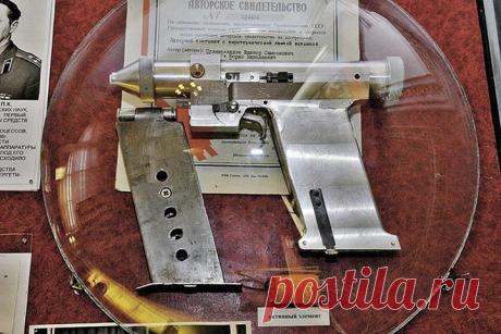 Советский лазерный пистолет В 1984 году в СССР был разработан лазерный пистолет несмертельного действия. Он предназначался для самообороны космонавтов. Поражающее действие этого пистолета заключалось в выведении из строя чувствительных элементов оптических систем, в том числе глаз человека. А важным преимуществом по сравнению с обычным пистолетом в условиях невесомости было отсутствие отдачи. Сейчас «Космический бластер» — самый популярный экспонат в Музее истории военной академии РВСН.