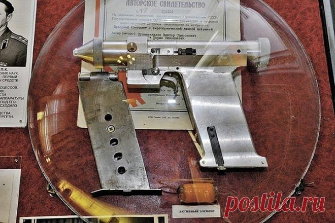 Советский лазерный пистолет В 1984 году в СССР был разработан лазерный пистолет несмертельного действия. Он предназначался для самообороны космонавтов. Поражающее действие этого пистолета заключалось в выведении из строя чувствительных элементов оптических систем, в том числе глаз человека. А важным преимуществом по сравнению с обычным пистолетом в условиях невесомости было отсутствие отдачи. Сейчас «Космический бластер» — самый популярный экспонат в Музее истории военной академии РВСН.