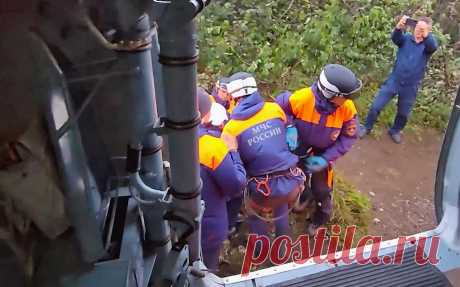 МЧС опубликовало видео с места крушения Ми-8Т на Камчатке. В результате падения воздушного судна погибли все находившиеся на его борту 22 человека. Причиной катастрофы могла стать ошибка пилотирования на фоне погодных условий