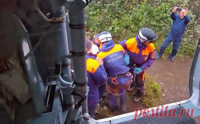 МЧС опубликовало видео с места крушения Ми-8Т на Камчатке. В результате падения воздушного судна погибли все находившиеся на его борту 22 человека. Причиной катастрофы могла стать ошибка пилотирования на фоне погодных условий