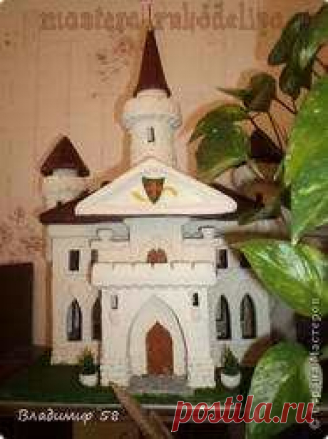 Мастер-класс по лепке из соленого теста: Родовой замок Автор: Матулевский Владимир E-mail автора: vmatulevsky@mail.ru Материалы: Картон, газета, клей пва, соленое тесто, любые краски, матовый лак. Основные инструменты: Ножницы, нож для резки картона и любые имеющиеся у вас инструменты для лепки...