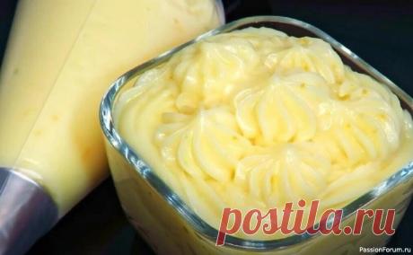 Три рецепта крема для медовика 🍚 Рецепт необычного крема №1:400 г сгущённого молока (8 %),100 г сливочного масла (82 %),700 г сметаны (2 пакета × 350 г 20 %).🍚 Рецепт карамельного крема №2:500 мл сливок (33%),520 г отвешенной сметаны,250 г вареного-сгущённого молока.🍚 Рецепт лучшего классического крема №3:400 г сливок...