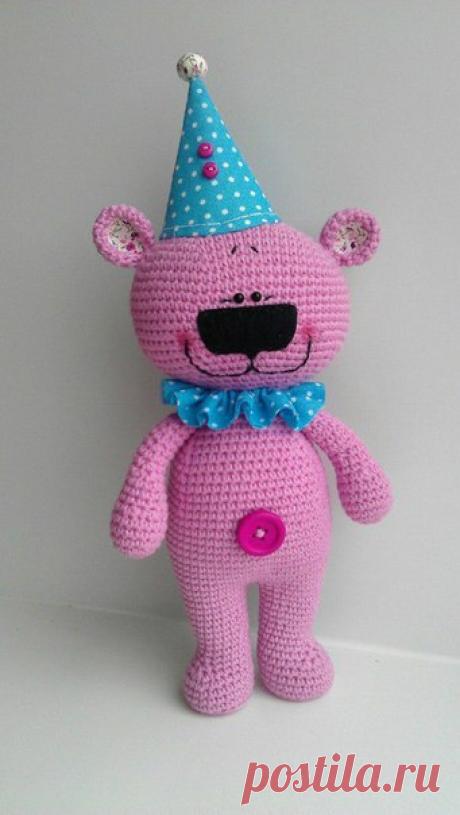 Вязаный мишка циркач :) 
Автор игрушки Виктория Соколова 

Нитки хб (ЯрнАрт Джинс), крючок №2. Высота мишки без колпака 21 см. 
Ноги: 
01. [сбн] х 6 в кольцо амигуруми 
02. [приб.] х 6 (12 П) 
03. [сбн, приб.] х 6 (18 П) 
04. [2 сбн, приб.] х 6 (24 П) 
05. [сбн только за заднюю стенку] до конца ряда (24 П) 
На этом этапе нужно вырезать картонки по размеру ступни 
06-08. (3 ряда) [сбн] до конца ряда (24 П) 
09. 8 сбн, [ 4 уб.] , 8 сбн (20 П) 
Примерно здесь или в следующем ...