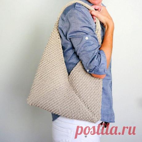 ПРОСТАЯ СУМКА СПИЦАМИ
Эта простая сумка выполнена спицами и не требует ни особых умений, ни большого количества времени на выполнение.

С виду конструкция сумки кажется сложной, однако весь её крой - всего-навсего прямоугольник, который складывается особым образом. Для вязания сумки можно использовать различные узоры спицами, изделие с картинки выполнено платочной вязкой. Однако дизайнеры утверждают, что и обычная лицевая гладь будет неплохо смотреться, правда, сумка будет...