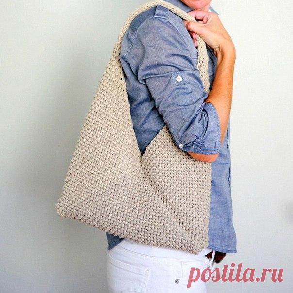 ПРОСТАЯ СУМКА СПИЦАМИ
Эта простая сумка выполнена спицами и не требует ни особых умений, ни большого количества времени на выполнение.

С виду конструкция сумки кажется сложной, однако весь её крой - всего-навсего прямоугольник, который складывается особым образом. Для вязания сумки можно использовать различные узоры спицами, изделие с картинки выполнено платочной вязкой. Однако дизайнеры утверждают, что и обычная лицевая гладь будет неплохо смотреться, правда, сумка будет...