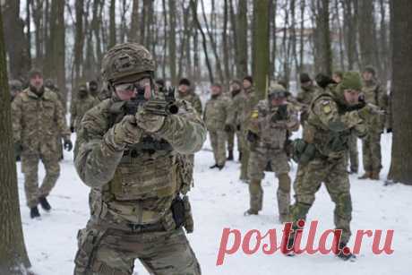 Украинский генерал рассказал о критическом недоборе солдат в армии. Украинский генерал и бывший первый заместитель командующего Силами специальных операций Сергей Кривонос рассказал о серьезных проблемах в численности Вооруженных сил Украины. По мнению Кривоноса, реальный состав войск ВСУ составляет максимум 50-60 процентов от данных на бумаге.