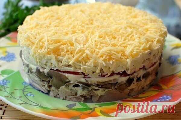 САЛАТ С КУРИНОЙ ГРУДКОЙ И ШАМПИНЬОНАМИ 
. 
Нам потребуется: 

2 отварных куриных грудки 
4 вареных яйца 
2 отварных моркови 
300 гр. свежих шампиньонов 
1 большая луковица 
100 гр. сыра (у меня Arla Natura) 

⠀
Грибы и лук нарезаем, обжариваем на небольшом количестве оливкового (для жарки) масла сначала лук, затем добавляем шампиньоны и на небольшом огне доводим до готовности, чтобы вся жидкость из грибов выкипела, охлаждаем 
У яиц отделяем желтки от белков, натираем на кр...