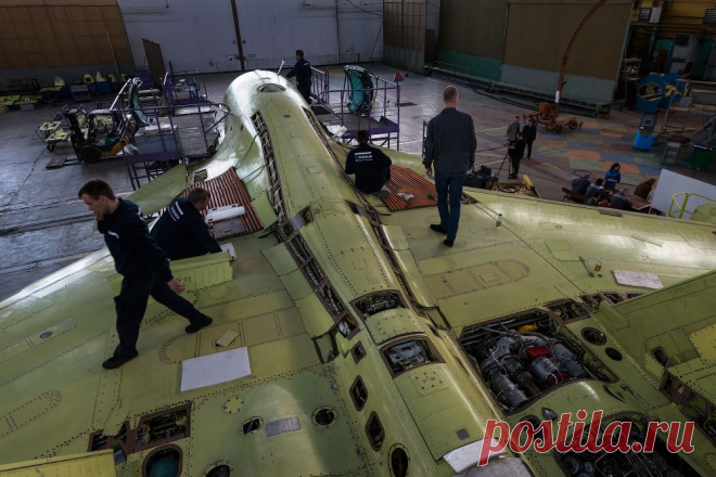 Обводы бомбардировщика напоминают огромного ската, который затаился на глубине...