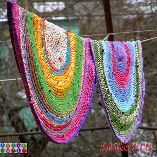 "Бабушкин" коврик из футболок и остатков пряжи.
