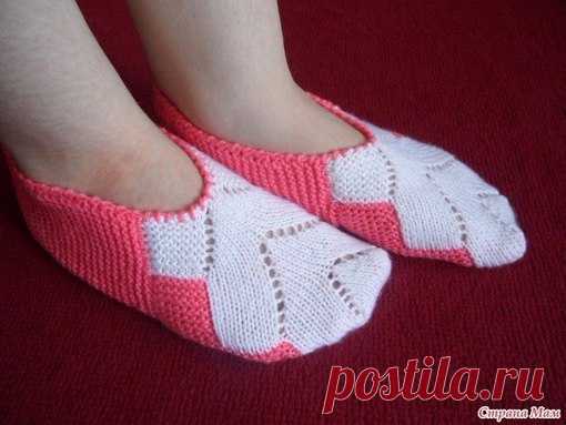 Тапочки следочки. Мастер-класс.
Набрать 17 петель.
1-ряд:8 петель платочной,накид,1 лиц.,накид,8 платочной.
2 и все чётные вяжем как показывают петли,платочные-платочными,накиды изнаночными.
Так набираем по 8 петель с двух сторон.В общем на спицах должно получится 33 петли.17 которые мы набрали и 16 добавили.
Показать полностью…