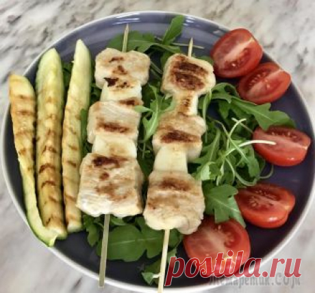 Шашлычки из курицы и сыра халуми Легкий и вкусный рецепт куриного шашлыка на сковороде-гриль.Куриное филе - 2 штХалуми - 150 г2 ч.л. горчицы 1 ч.л. меда 1ч.л. уксусаПриготовить маринад, смешав горчицу, мед и уксус.Нарезать куриное фи...