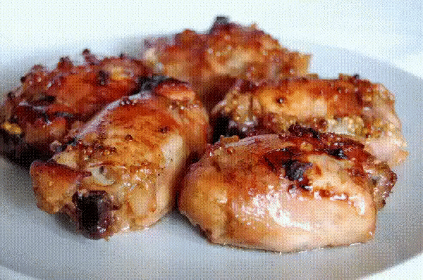 Курица, маринованная в горчично — медовом соусе 
на 1 кг окорочков (бедрышек, ножек и т.п. ) 
мед — 3 столовые ложки 
соевый соус — 2 столовые ложки 
растительное масло — 2 столовые ложки 
горчица обычная — 1 столовая ложка 
горчица зерненая — 1 столовая ложка 
Приготовление:
куриные бедра моем, немного промокаем бумажным полотенцем, снимаем кожу 
укладываем в форму для готовки
сверху заливаем маринадом (для этого смешиваем все ингридиенты), немного посыпаем черным перцем, закрываем сверху фольг
