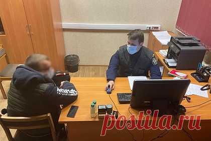Россиянин задушил девушку, завернул ее в ковер и два месяца хранил в кладовке. Россиянин задушил девушку и два месяца хранил ее тело в ковре в кладовке, а затем вынес его на общий балкон лестничного марша. Об этом «Ленте.ру» в четверг, 25 ноября, сообщили в пресс-службе Следственного комитета России (СКР) по Кировской области. Мужчина уже сознался в содеянном на допросе.