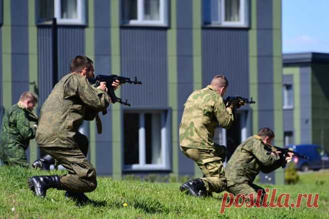 Будущие контрактники рассказали, что на их решение повлияли подвиги дедов. Добровольцы назвали пример воевавших с фашистами дедов своей мотивацией.