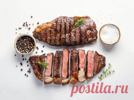 Почему мясо для стейка не стоит хранить в морозилке и нужно ли его мариновать? Как определить степень прожарки мяса? В статье рассказываем, как приготовить дома вкусный стейк.