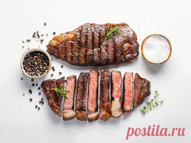 Почему мясо для стейка не стоит хранить в морозилке и нужно ли его мариновать? Как определить степень прожарки мяса? В статье рассказываем, как приготовить дома вкусный стейк.