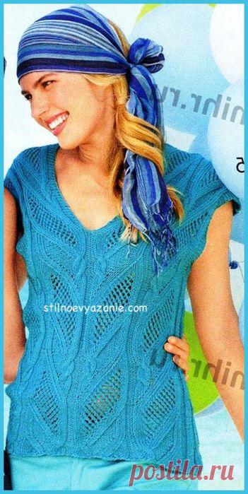 Бирюзовый топ с V-образным вырезом горловины.