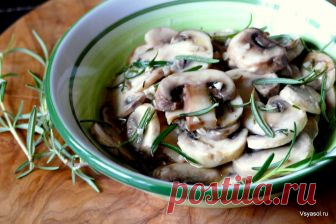 Антипасто из маринованных шампиньонов с розмарином В Италии есть целый класс закусок, который называется Verdura marinata per antipasto. В самом первом приближении можно было бы сравнить эти домашние маринады с нашими домашними солениями. Но у них …