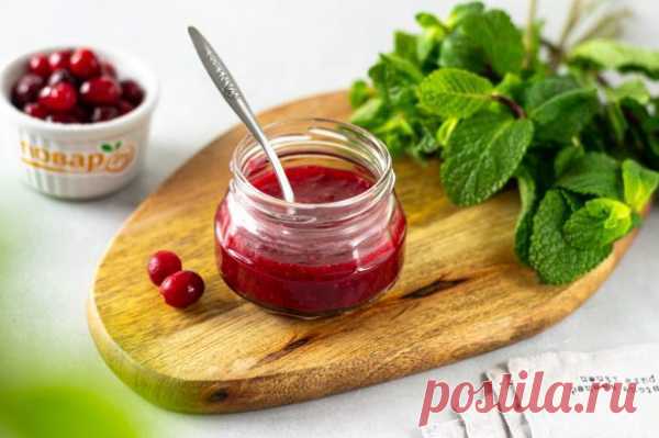 Соус из клюквы  🍇
Ингредиенты:
Клюква – 200 г Сахар – 150 г Яблочный уксус – 50 мл Растительное масло – 30 мл
Приготовление:
1. Клюкву хорошо промойте под холодной водой, выложите в глубокую миску.
2. Добавьте сахар и яблочный уксус, перемешайте.
3. Оставьте ягоды на 2 часа, чтобы они пустили сок.
4. Через 2 часа поставьте ягоды в микроволновку на 3-4 минуты.
5. Вытащите ягоды