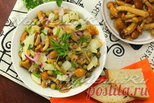 Постный салат с квашеной капустой и маринованными грибами, рецепт