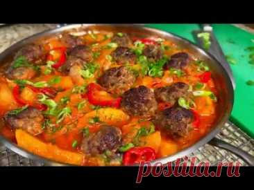 Обалденно Вкусно и Просто на Одной Сковороде. Рецепт из фарша и капусты. Очень сытный и быстрый ужин Мясной фарш (говядина) 450 граммКапуста 800 граммКартофель 700 граммПерец сладкий 1 шт.Лук 1 шт.Чеснок 2-3 зубчикаПланировочные сухари 1/2 стакана или 30 граммЯйцо 1 шт.Сушеная петрушкаЗелень (лук и укроп)Соль и перецРастительное масло